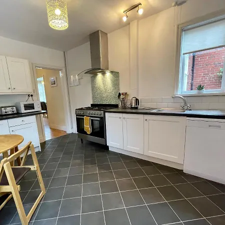 12 Holbeck Avenue *